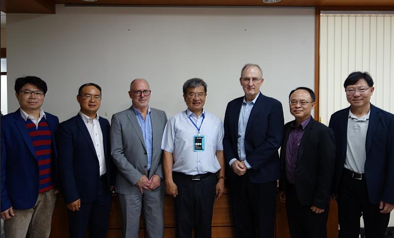 國立高雄科技大學管理學院在今(2025)年七月間收到AACSB通知通過持續認證(CIR)，再次獲得六年AACSB認證資格。圖中由左至右為高科大管院副院長陳世智教授、日本國際大學商學院副院長Dr. Wenkai Li、澳洲龐德大學商學院副院長Dr. Barry Burgan、高科大校長楊慶煜、美國加州州立大學長堤分校商學院院長Dr. Michael Solt、高科大管院院長楊景傅教授及高科大管院副院長蕭俊彥教授。