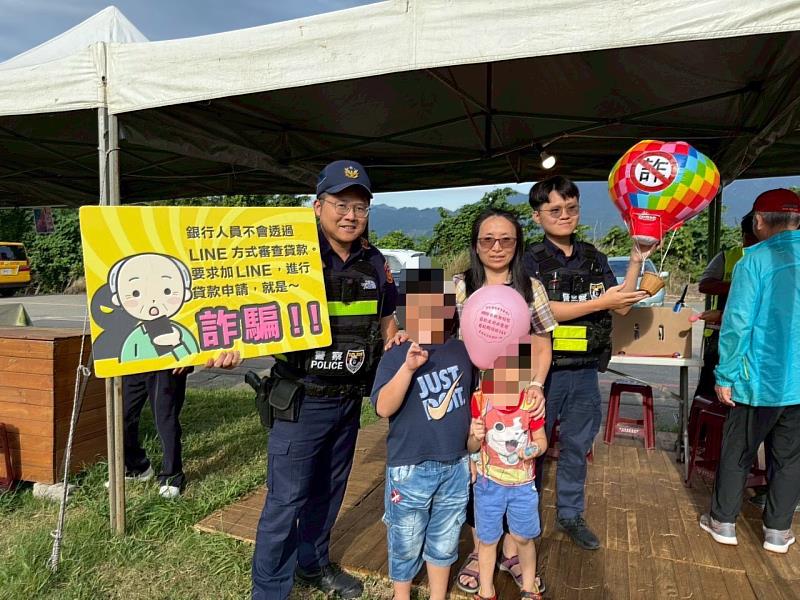 臺東縣警局、刑事警察局結合臺東縣政府「2025熱氣球嘉年華活動」 熱氣球帶著反詐標語升空 識詐觀念同步起飛