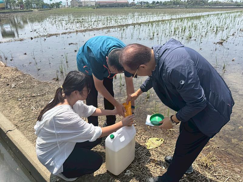 嘉縣攜手企業推廣稻草分解菌,不露天焚燒維護好空氣