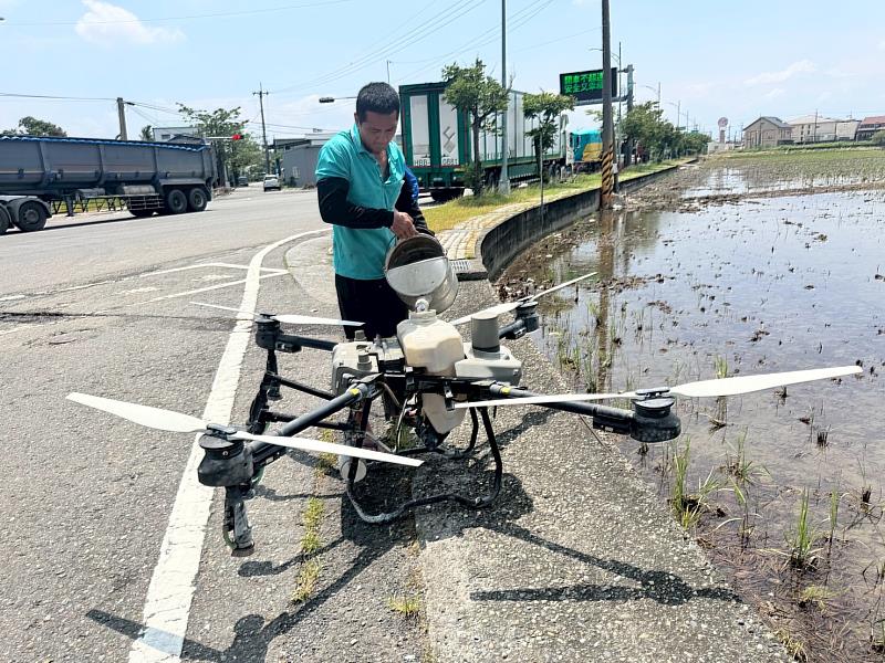 嘉縣攜手企業推廣稻草分解菌,不露天焚燒維護好空氣