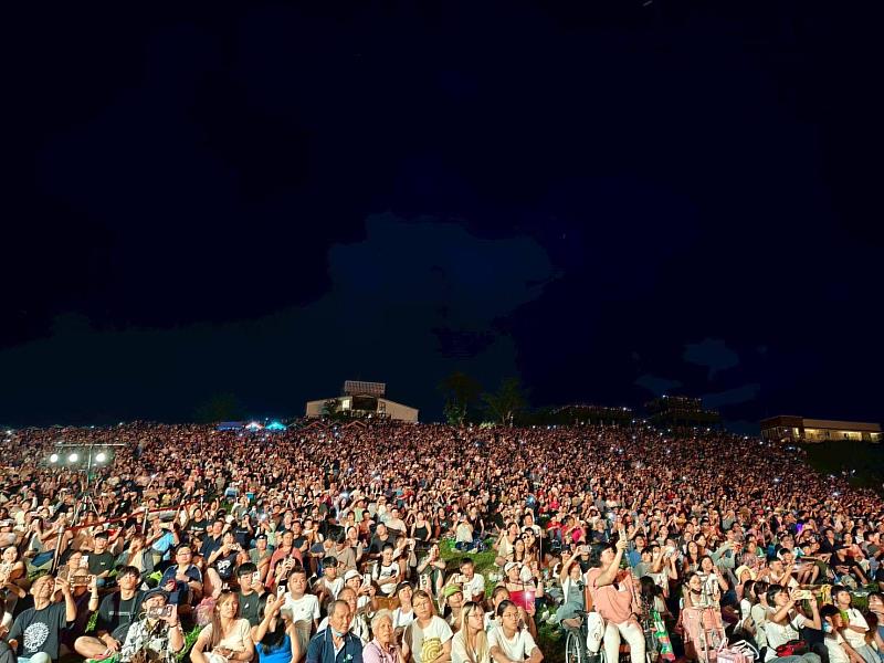 終於等到你！2025熱氣球嘉年華鹿野高台首場光雕音樂會 球迷塞爆 動力火車壓軸登場掀起熱潮