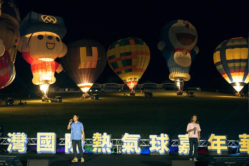 終於等到你！2025熱氣球嘉年華鹿野高台首場光雕音樂會 球迷塞爆 動力火車壓軸登場掀起熱潮