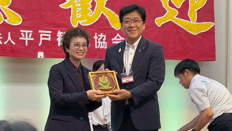 臺南市政府副市長趙卿惠致贈平戶市黑田成彥市長[虎爺]茄苳入石柳之工藝品，展現臺南與平戶兩座城市間深厚的歷史文化淵源與情誼。