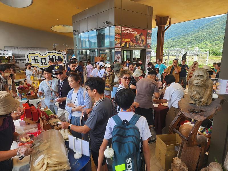 花蓮玉里鎮公所在地市集相當熱鬧