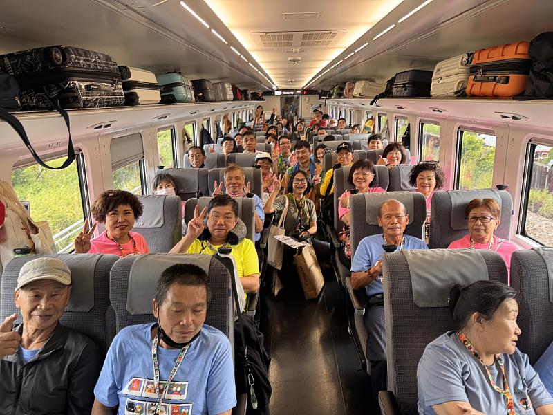 民眾藉由搭火車環島，進行一場兼具環保意識與地方探索的旅程