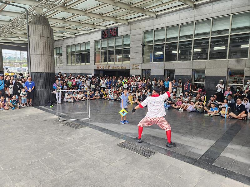 眾人於基隆七堵站，欣賞天馬戲創作劇團快閃表演