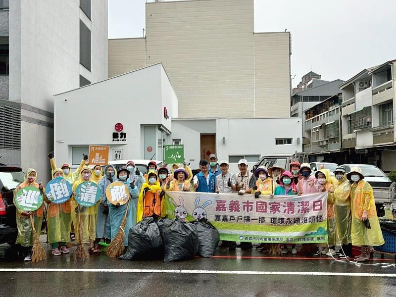 0_風雨無阻 嘉市育英里志工齊心清街護環境 (1)