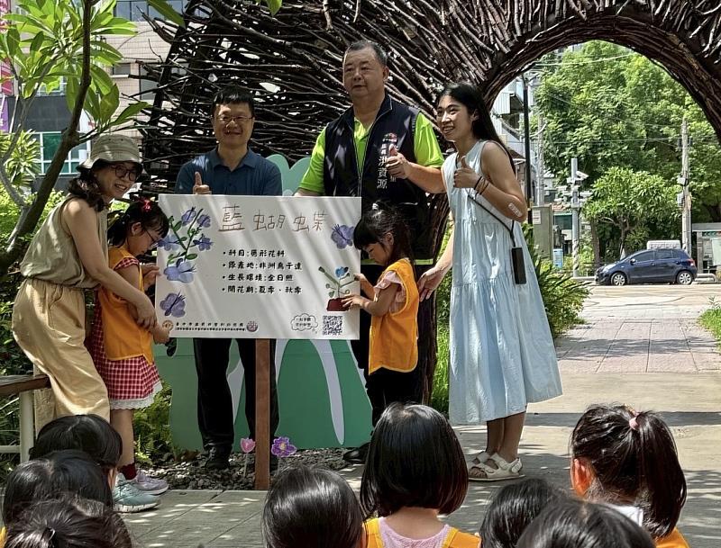 中臺科大協助「花之道」場域，帶領孩子繪製植物標示牌