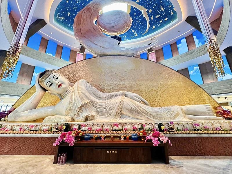 3、從踏入聖殿的那一刻起，彷彿進入一個被佛像光影擁抱的世界。（靈鷲山佛教教團提供）