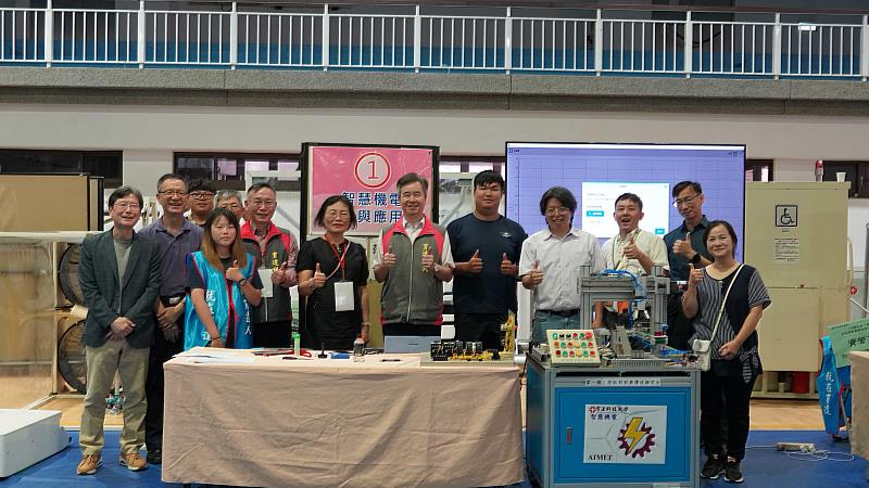 育達科技大學智慧機電工程與應用系教師與王育文董事長及吳菊校長歡迎同學加入育達