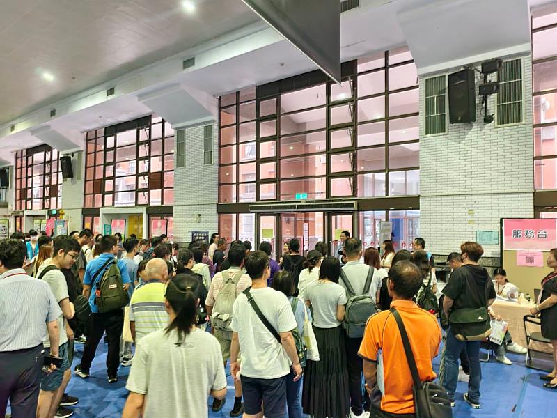 準備出發校園導覽,帶領學生與家長實地參觀校園環境與生活設施,體驗育達的優質生活與學習環境