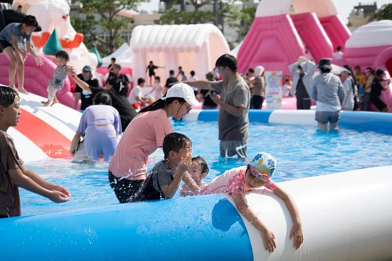 市民體驗水上設施、遊戲
