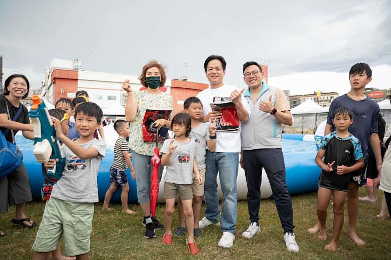代理市長邱臣遠與民眾開心合影