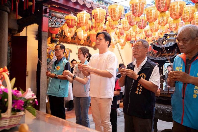 代理市長邱臣遠到香山天后宮參拜