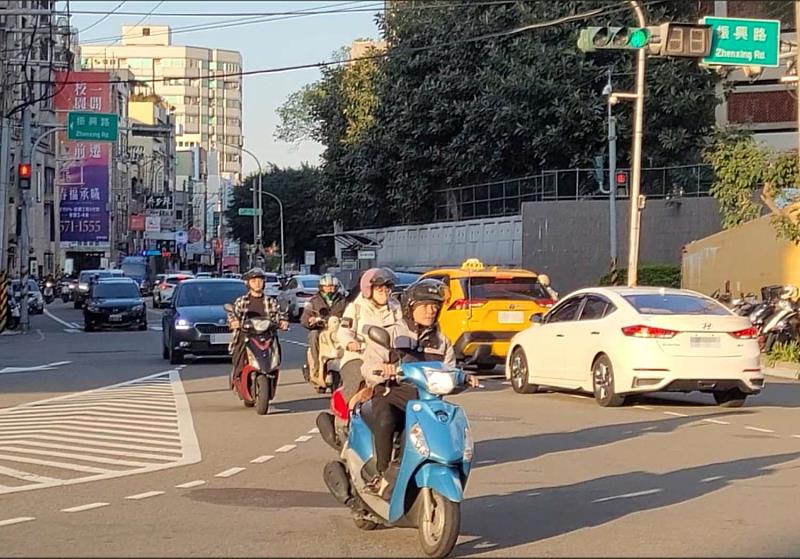 南大路與振興路口尖峰塞車情形