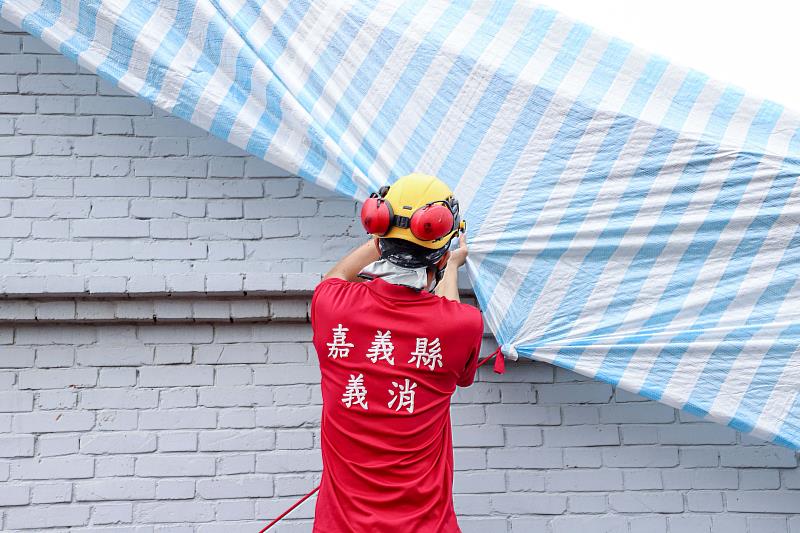 布袋186戶急需屋頂修繕，翁章梁感謝義消與民間團體協助加蓋帆布-2
