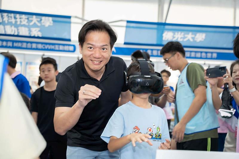 代理市長邱臣遠前往各展區參觀與慰問