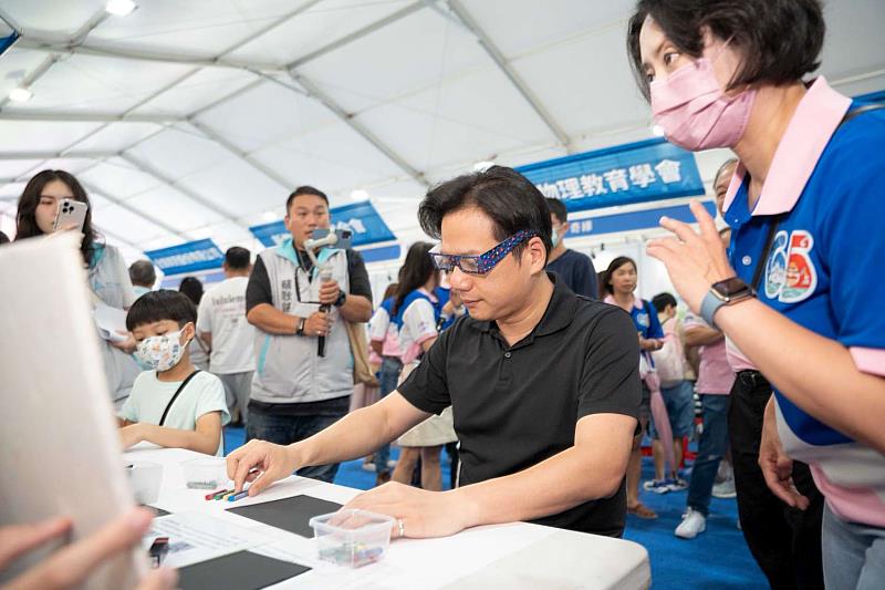 代理市長邱臣遠前往各展區參觀與慰問