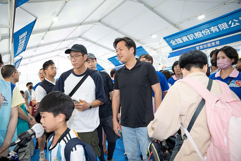 代理市長邱臣遠前往各展區參觀與慰問