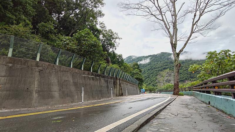 園區人員已將停車場聯外道路溢流土石清理完畢