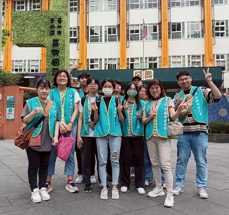教育部USR萌芽型計畫「翱．生態－共善六張犁」主持人中國科大通識中心徐惠莉老師(左二)、張賴妙理主任(右二)暨大學生野鳥救傷宣導志工 (照片/校方提供)