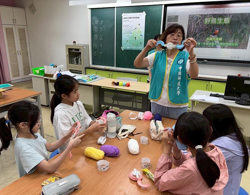 萬興國小學生專注學習以毛線手作「絨絨鳥」(照片/校方提供)
