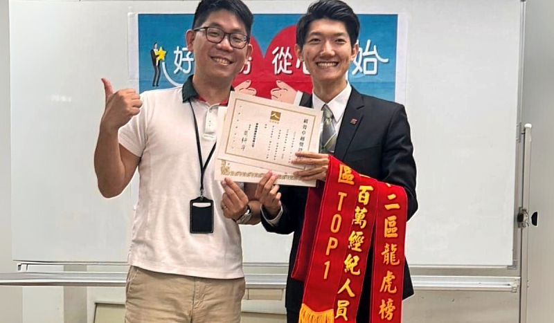 信義房屋新莊總站店主任朱柏彥大學就讀旅館管理，畢業後想挑戰看看不同的產業，決定投入房仲業。揮別菜鳥時的撞牆期，入行2年左右的他，如今是信義房屋排名200大的前段班優秀業務員。