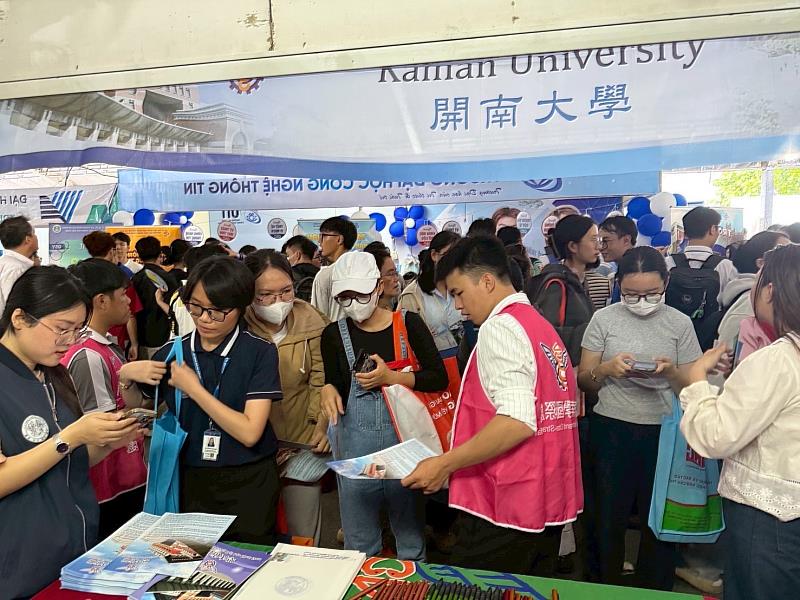 開南大學教育展會場攤位人潮滿滿
