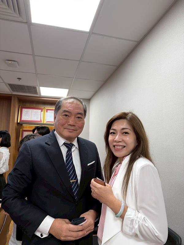 胡志明市台北經濟文化辦事處陳和賢參事（左）與郭怡君國際長合影