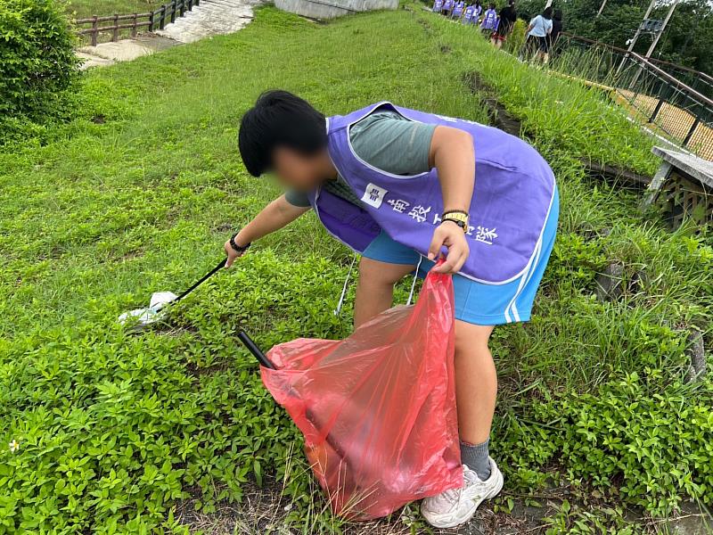 仁愛兒少家園小朋友撿拾堤邊垃圾