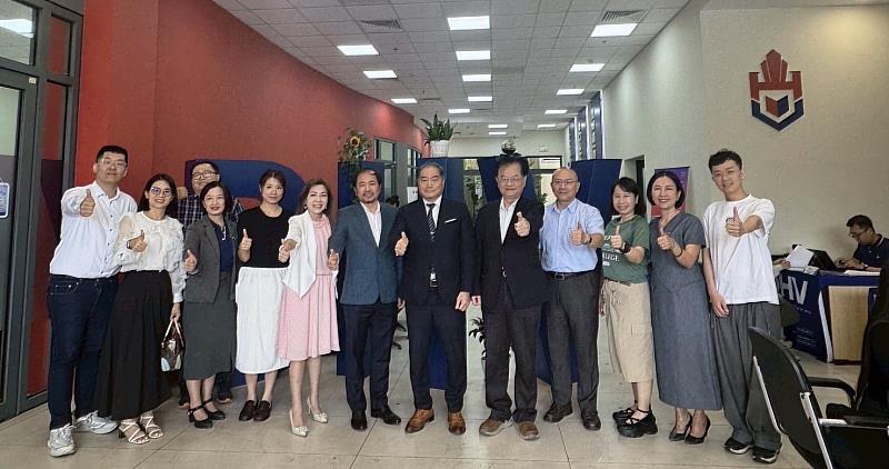 開大團隊與雄王大學師生交流合影