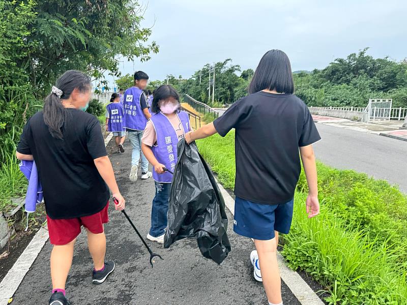 仁愛兒少家園小朋友撿拾垃圾