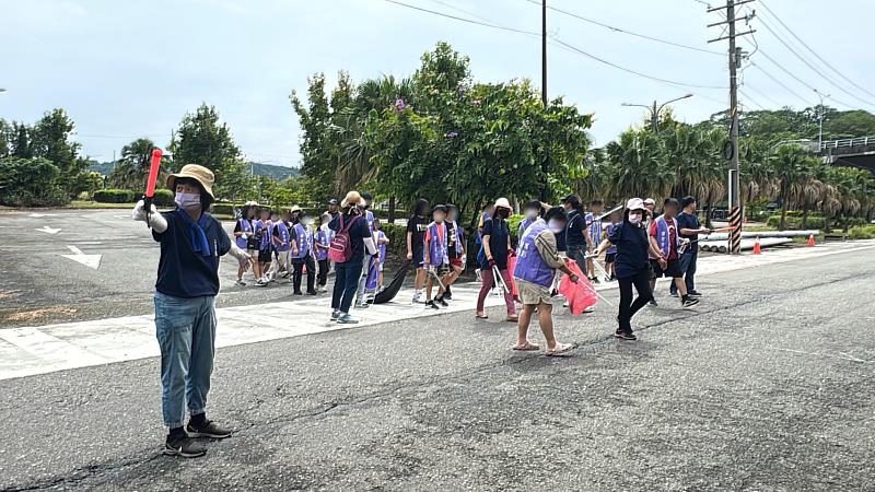 工青隊義工協助兒少家園小朋友過馬路
