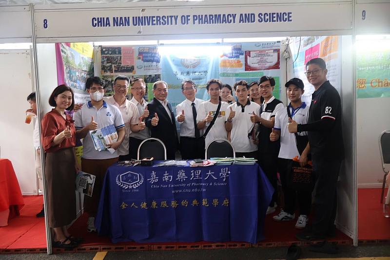 駐胡志明市文化辦事處教育組陳和賢參事(左五)與嘉藥同仁及越南學生開心留影