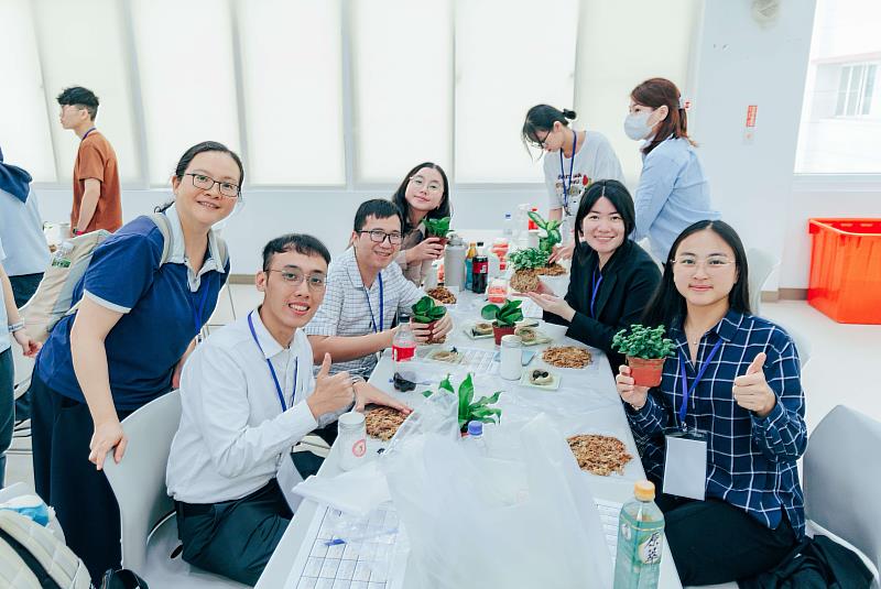 台肥安排苔球製作課程,讓學生將完成的苔球放在實驗室與宿舍觀察緩釋肥料的效果,同時也能增添綠意。照片提供/台灣肥料股份有限公司