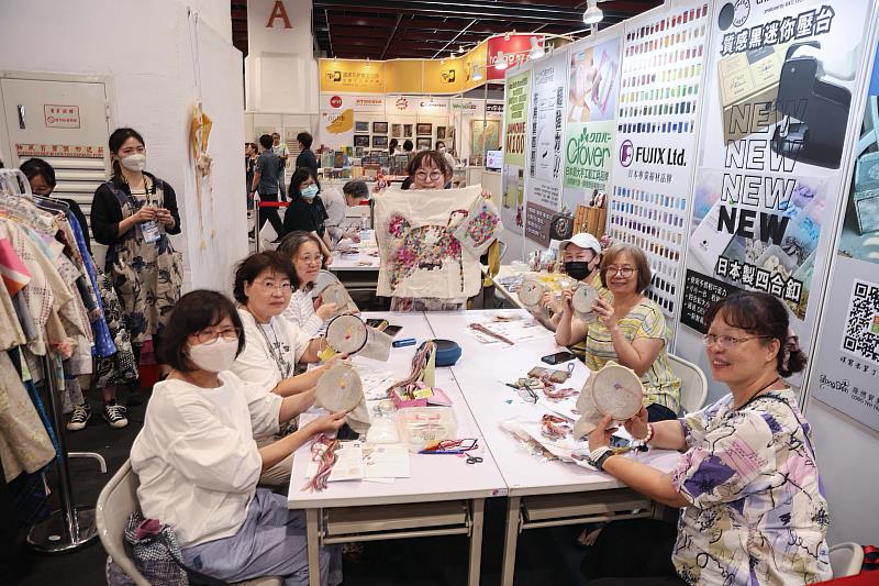 日本馬賽克刺繡藝術家 MIMURA 於「FUN!嗜100」現場教學，示範繽紛活潑的織補技法。(貿協提供)