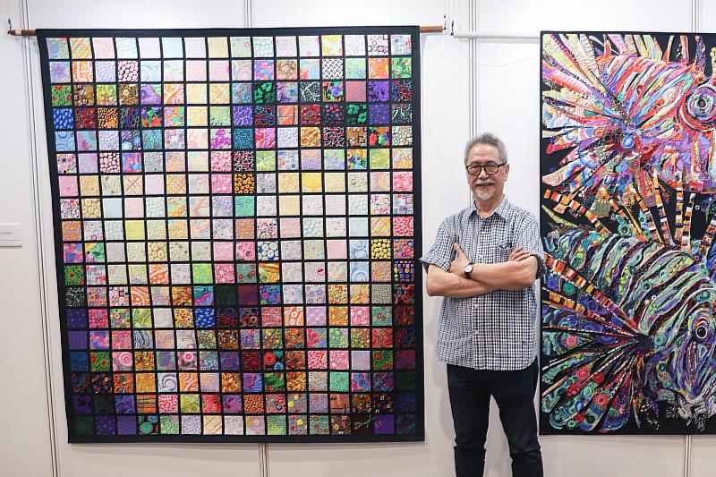 知名纖維藝術家劉棟於「FUN!嗜100」展出的〈蒙娜麗莎的微笑〉，讓民眾體驗視覺錯位，有如魔術般的驚喜。(貿協提供)