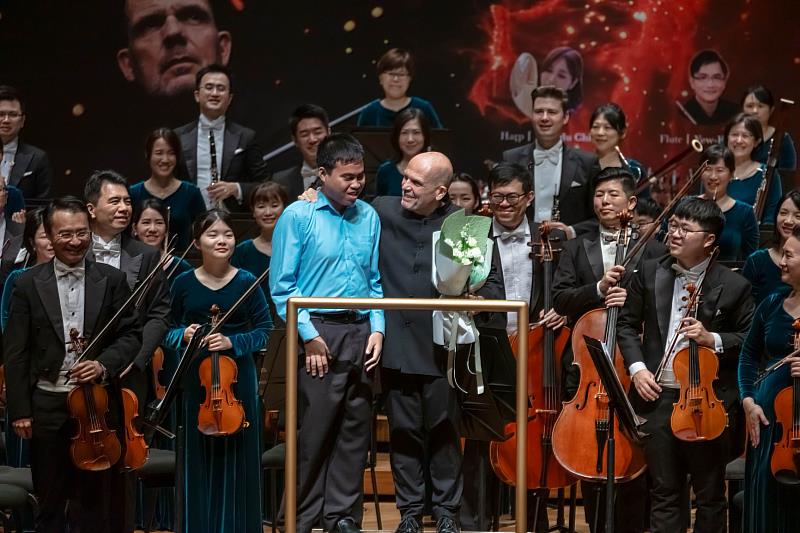 長榮交響樂團719在馬國舉辦公益音樂會，駐團藝術家梵志登接受天使兒獻花，並邀請他一同接受觀眾的熱情掌聲鼓勵。