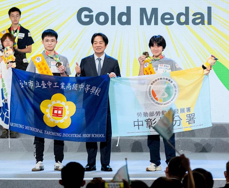 總統賴清德(中)親自頒獎給獲得「機器人系統整合」金牌的中彰投分署培訓選手陳家鉉（左）及鐘錦添(右)。