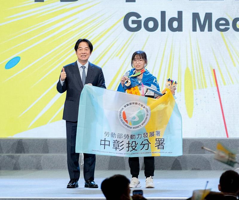 拿下「CAD機械製圖」金牌的中彰投分署培訓選手沈宜伶(右)獲總統賴清德(左)親自頒獎