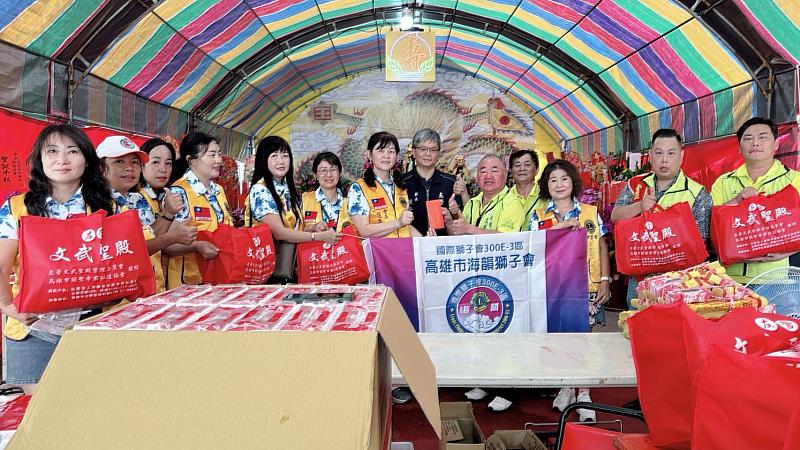 國際獅子會300E-3區高雄市海韻獅子會與左營文武聖殿志工共同舉辦第27屆「關聖帝君聖誕公益物資發放活動」，現場溫馨熱烈，志工們熱情發放愛心物資，傳遞社會關懷力量。（圖／左營文武聖殿提供）