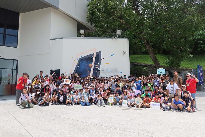 南瀛天文館透過課程、遊戲、團康活動及實地體驗等多元形式，生動地向南大聯電課輔師生傳遞天文知識並推廣天文教育