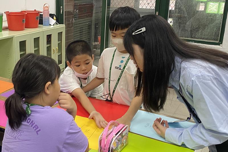 南大國文系營隊運用彩色卡紙讓安定國小學童將不同情緒分類，認識情緒與色彩的關聯，並與各個小組的討論成果