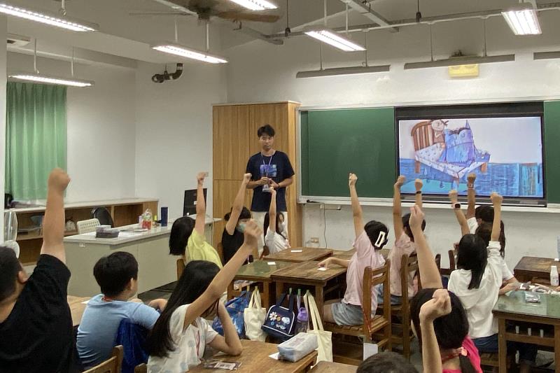 南大國文系營隊在三年級繪本教學中，透過繪本導讀，讓學生舉手發表對繪本內容的想法