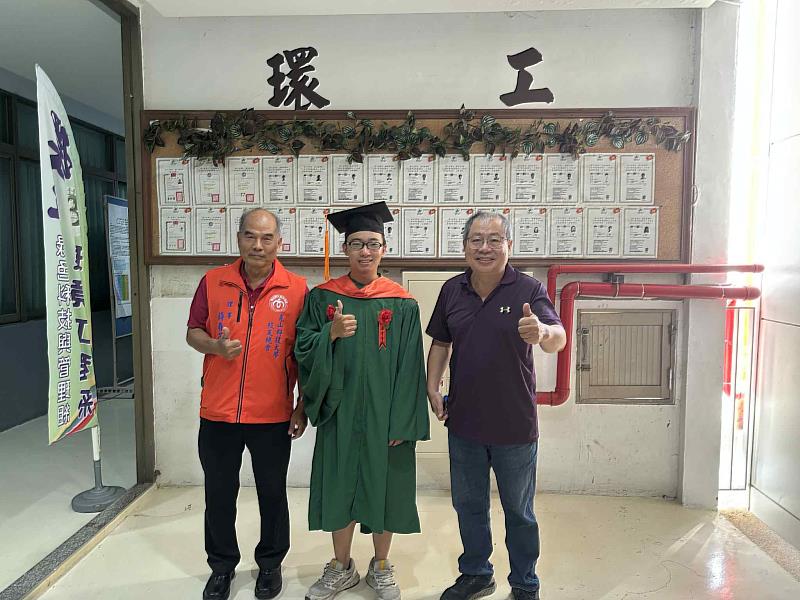 環工所蔡育其(中)任職清潔服務，再攻讀碩士班，與指導教授周信賢(右)合影