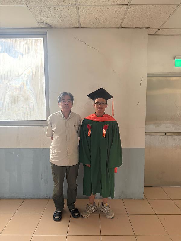蔡育其 (右)感謝師長指導，與李志賢老師(左)合影