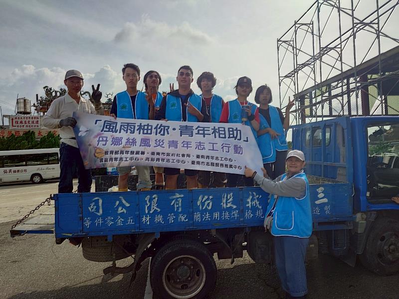 完成服務後與農民合照