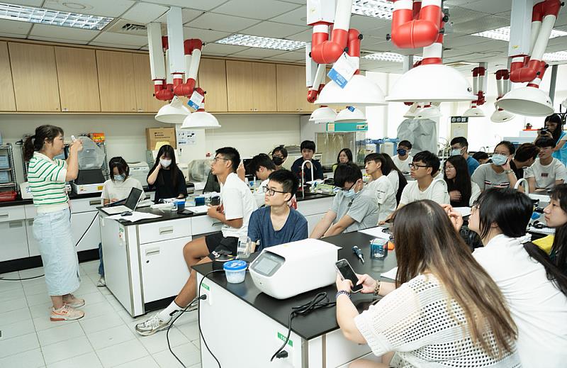 理工學院設計有趣實驗，讓高中生實際操作，親身感受大學實驗室的專業與樂趣。