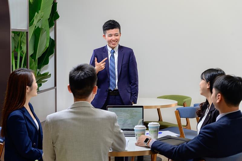 富邦人壽積極透過創新技術提升管理效率，於「行動辦公室」數位支援平台上優化推出「業務員數位神助手」，協助業務團隊強大銷售與增員動能。