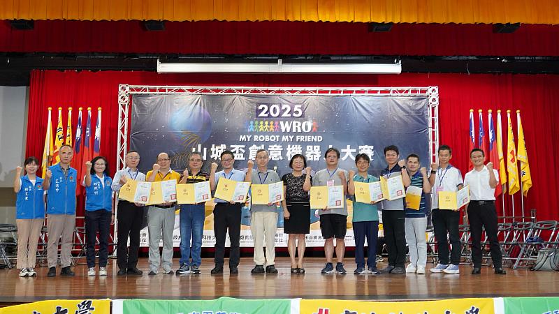 育達科大「2025山城盃創意機器人大賽暨WRO苗栗縣校際盃選拔賽」與會貴賓及主辦單位與評審團隊合影